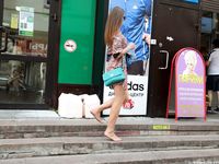 Feet - Natasha H - 2016-11-03 A joyful barefoot beauty