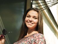 Feet - Natasha H - 2016-11-03 A joyful barefoot beauty