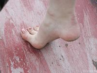 Feet - Nina - 2006-12-27 Red-haired barefoot girl