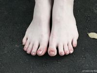 Feet - Nina - 2006-12-27 Red-haired barefoot girl