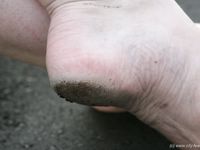 Feet - Nina - 2006-12-27 Red-haired barefoot girl