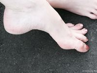 Feet - Nina - 2006-12-27 Red-haired barefoot girl