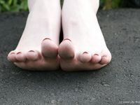 Feet - Nina - 2006-12-27 Red-haired barefoot girl