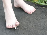 Feet - Nina - 2006-12-27 Red-haired barefoot girl