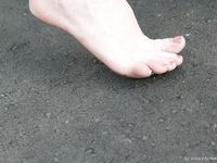 Feet - Nina - 2006-12-27 Red-haired barefoot girl