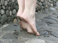 Feet - Nina - 2006-12-27 Red-haired barefoot girl