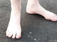 Feet - Nina - 2006-12-27 Red-haired barefoot girl