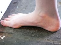 Feet - Nina - 2006-12-27 Red-haired barefoot girl