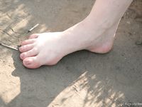 Feet - Nina - 2006-12-27 Red-haired barefoot girl