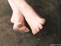 Feet - Nina - 2006-12-27 Red-haired barefoot girl