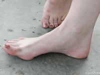 Feet - Nina - 2006-12-27 Red-haired barefoot girl