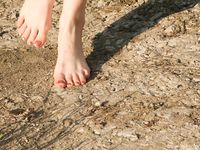 Feet - Nina - 2006-12-27 Red-haired barefoot girl