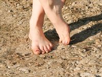 Feet - Nina - 2006-12-27 Red-haired barefoot girl