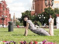 Feet - Nina - 2008-01-29 Hot asphalt kisses her soles