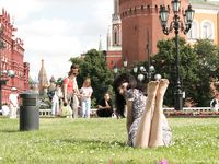 Feet - Nina - 2008-01-29 Hot asphalt kisses her soles