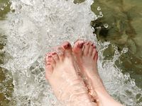 Feet - Nina - 2008-01-29 Hot asphalt kisses her soles