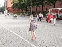 Feet - Nina - 2008-01-29 Hot asphalt kisses her soles