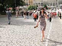 Feet - Nina - 2008-01-29 Hot asphalt kisses her soles