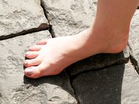 Feet - Nina - 2008-01-29 Hot asphalt kisses her soles