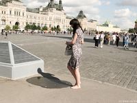 Feet - Nina - 2008-01-29 Hot asphalt kisses her soles