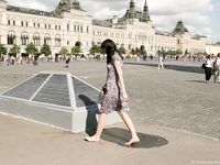 Feet - Nina - 2008-01-29 Hot asphalt kisses her soles