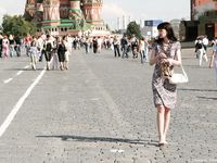 Feet - Nina - 2008-01-29 Hot asphalt kisses her soles