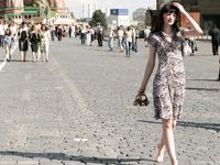 Feet - Nina - 2008-01-29 Hot asphalt kisses her soles