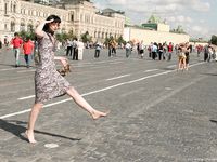 Feet - Nina - 2008-01-29 Hot asphalt kisses her soles