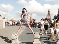 Feet - Nina - 2008-01-29 Hot asphalt kisses her soles