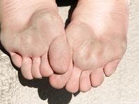 Feet - Nina - 2008-01-29 Hot asphalt kisses her soles