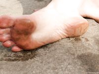 Feet - Nina - 2008-01-29 Hot asphalt kisses her soles