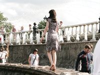 Feet - Nina - 2008-01-29 Hot asphalt kisses her soles