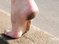 Feet - Nina - 2008-01-29 Hot asphalt kisses her soles