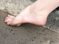 Feet - Nina - 2008-01-29 Hot asphalt kisses her soles