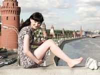 Feet - Nina - 2008-01-29 Hot asphalt kisses her soles