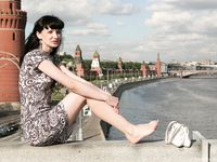 Feet - Nina - 2008-01-29 Hot asphalt kisses her soles