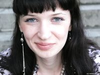 Feet - Nina - 2008-01-29 Hot asphalt kisses her soles