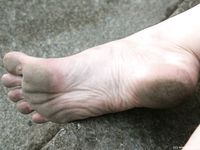 Feet - Nina - 2008-01-29 Hot asphalt kisses her soles