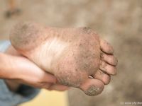 Feet - Oksana + Jenya + Anna Taradanova - 2006-12-03 Sharp exam for bare feet