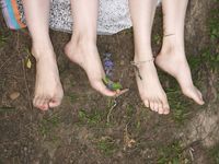 Feet - Oksana + Lena + Marina - 2004-06-19 Barefooted picnic