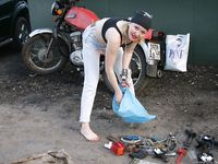 Feet - Oksana - 2004-05-11 Bike repairing