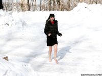 Feet - Olga D - 2011-11-27 Slender barefoot girl