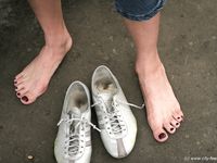 Feet - Olya with friends - 2006-02-15 Fire and glass test for bare feet