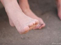 Feet - Olya with friends - 2006-02-15 Fire and glass test for bare feet