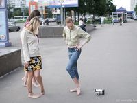 Feet - Olya with friends - 2006-02-15 Fire and glass test for bare feet