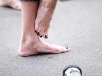 Feet - Olya with friends - 2006-02-15 Fire and glass test for bare feet