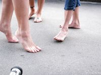 Feet - Olya with friends - 2006-02-15 Fire and glass test for bare feet