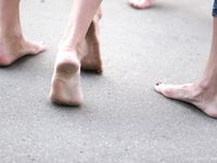 Feet - Olya with friends - 2006-02-15 Fire and glass test for bare feet