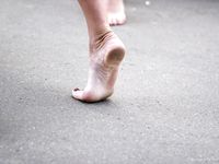 Feet - Olya with friends - 2006-02-15 Fire and glass test for bare feet