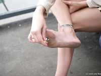 Feet - Olya with friends - 2006-02-15 Fire and glass test for bare feet